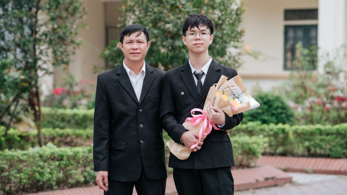 What to Wear to a Graduation as a Guest: The Dad and Family Style Guide (2026)